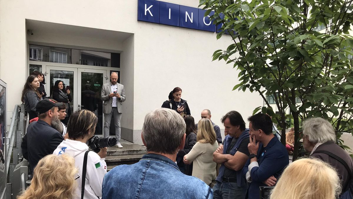 Duhové čtení v Brně: návštěvníci museli snést nevybíravé útoky odpůrců